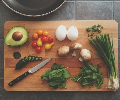 <p>You will meet weekly with a dietitian for 45 minutes, either in person or online. They will guide you through our 7 stages and help with dining out and travel tips.</p>