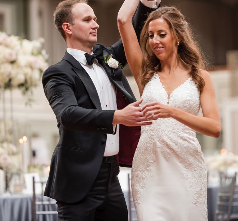 <p>Your wedding dance is the first moment to celebrate your marriage, create an experience that you'll never forget and enjoy for the rest of your life with dancing date nights!</p>