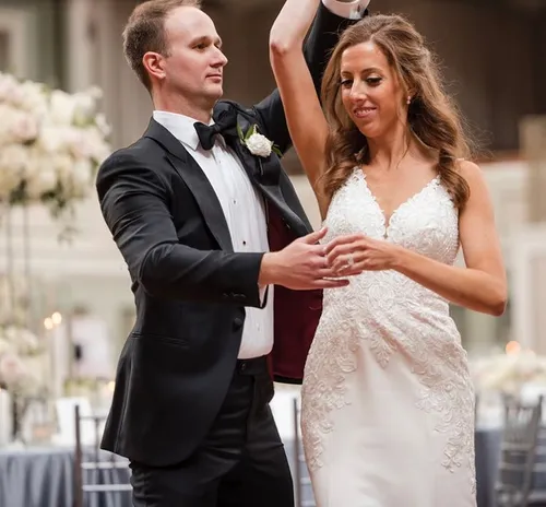 <p>Your wedding dance is the first moment to celebrate your marriage, create an experience that you'll never forget and enjoy for the rest of your life with dancing date nights!</p>